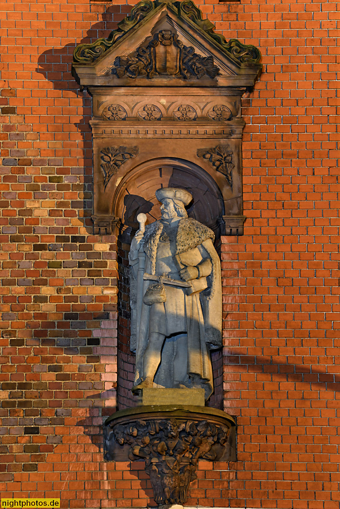 Berlin Pankow Rathaus erbaut 1901-1903 von Wilhelm Johov. Allegorische Stuckfigur 'Bürgerehre' von Bildhauer Paul Sponar