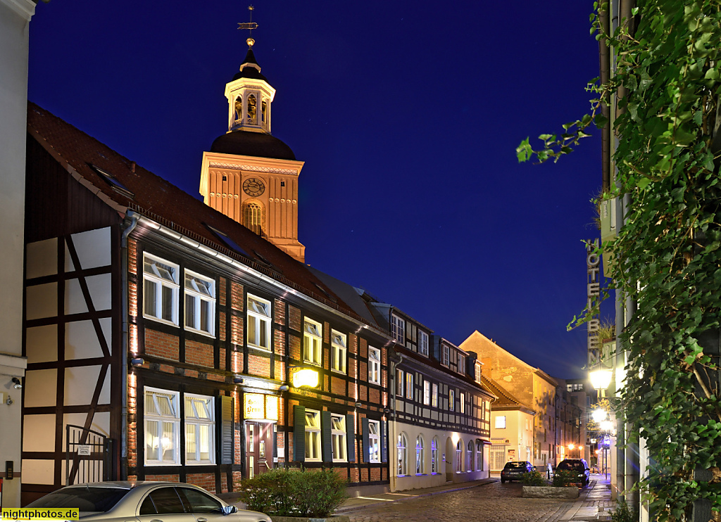 Berlin Spandau Altstadt Hotel Benn in der Ritterstrasse erbaut als Wohnhaus im 18. Jahrhundert in Fachwerkbauweise. Umbau 1971. Hinten Turm der St Nikolai-Kirche