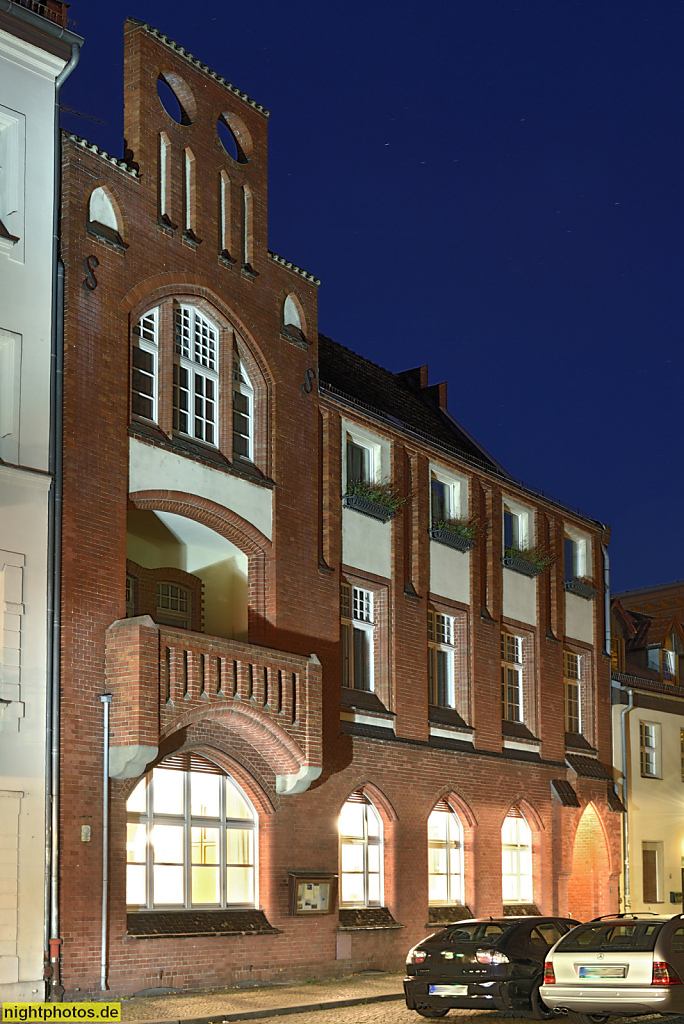 Berlin Spandau Altstadt Wohnhaus und Gemeindehaus mit neugotischer Backsteinfassade erbaut 1900 durch die evangelische St. Nikolai-Kirchengemeinde am Reformationsplatz