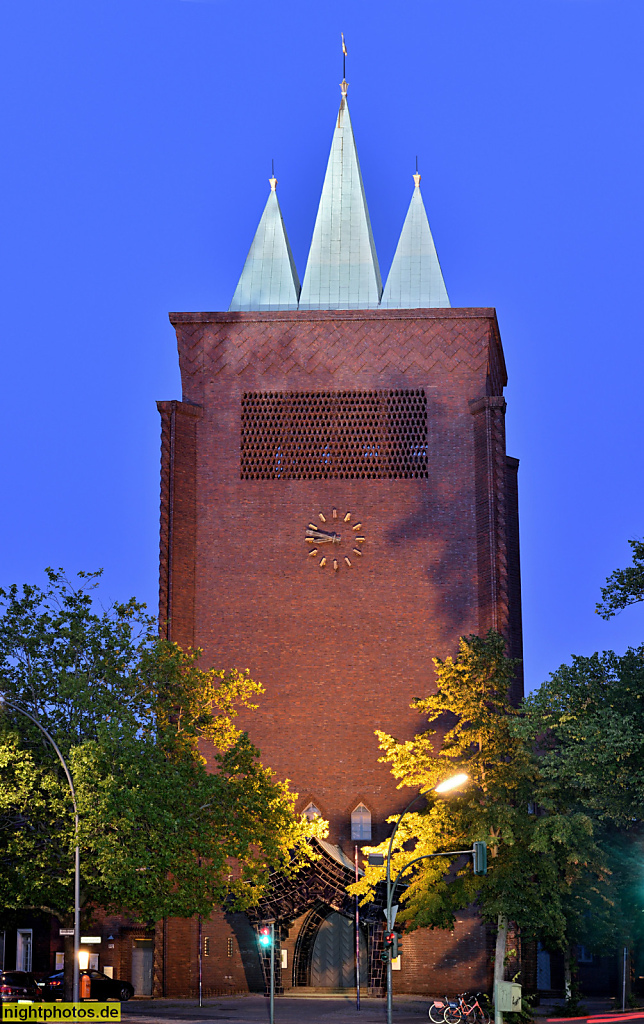 Berlin Schmargendorf evangelische Kreuzkirche erbaut 1928-1929 von Ernst Paulus und Günther Paulus am Hohenzollerndamm als expressionistischer Sakralbau