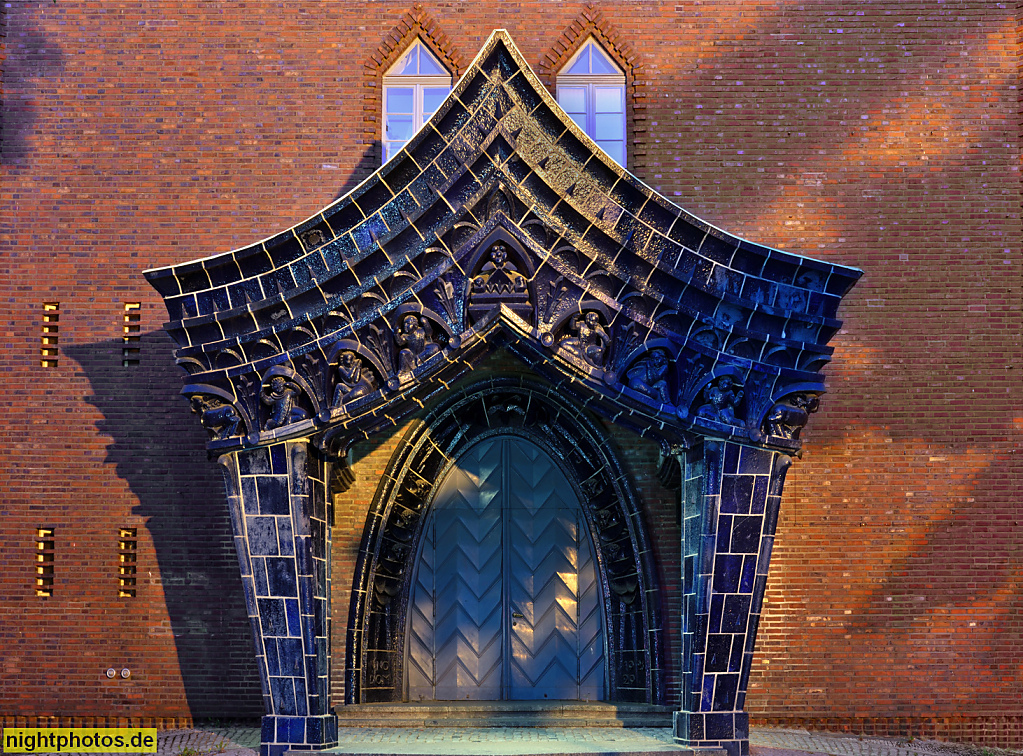 Berlin Schmargendorf evangelische Kreuzkirche erbaut 1928-1929 von Ernst Paulus und Guenther Paulus am Hohenzollerndamm. Portalvorbau blauglasierte Keramik von Bildhauer Felix Kupsch