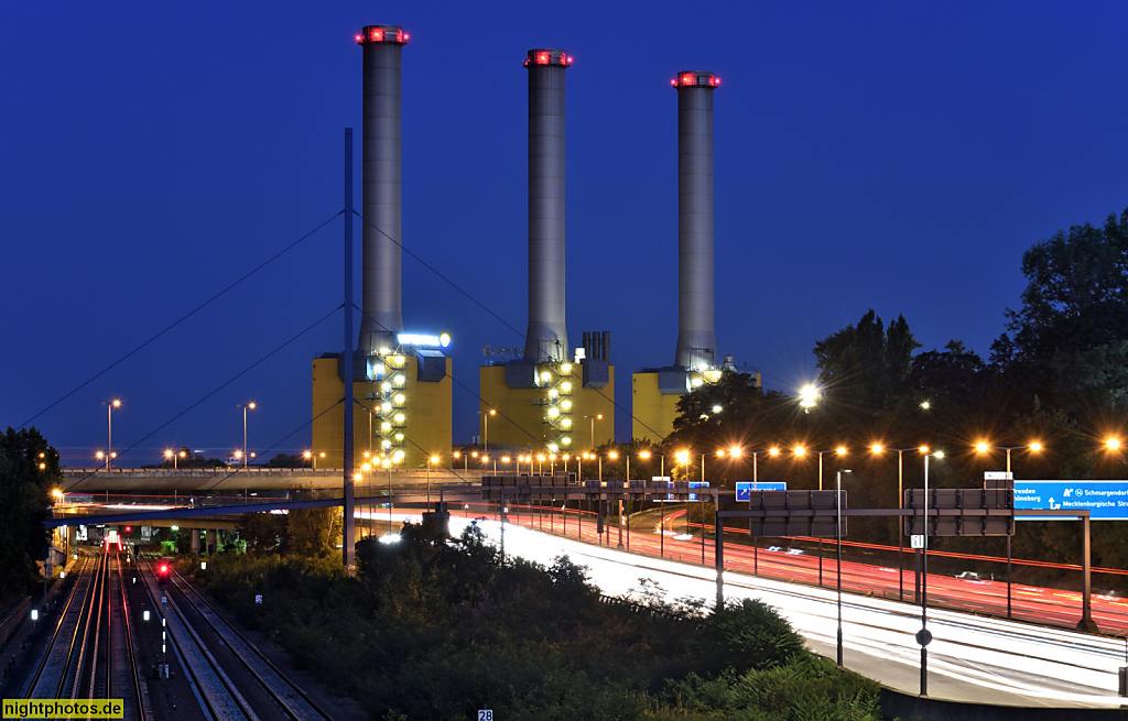 Berlin Wilmersdorf Heizkraftwerk erbaut 1973-1977 für BEWAG durch H. Klammt AG. Stadtring Autobahn BAB 100 erbaut ab 1958. S-Bahntrasse Ringbahn erbaut 1867-1877