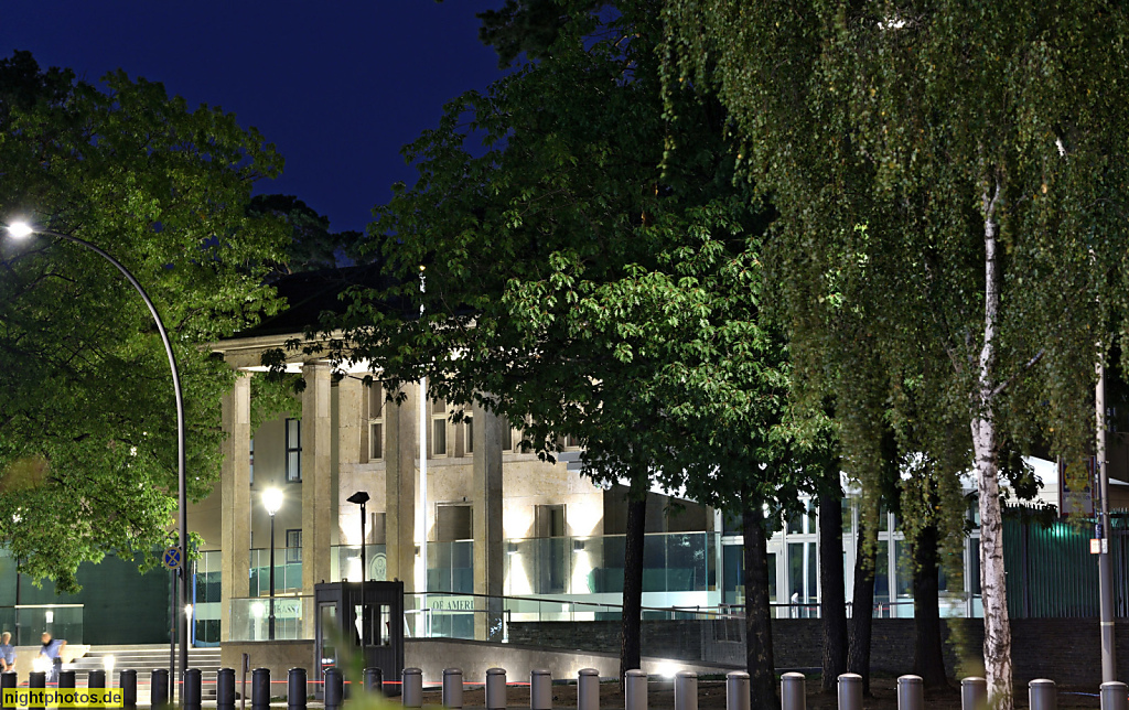 Berlin Zehlendorf Konsularabteilung der US-Amerikanischen Botschaft im ehemaligen US-Headquarter Clayallee erbaut 1936-1938 von Architekt Fritz Fuss als Luftkriegsgericht