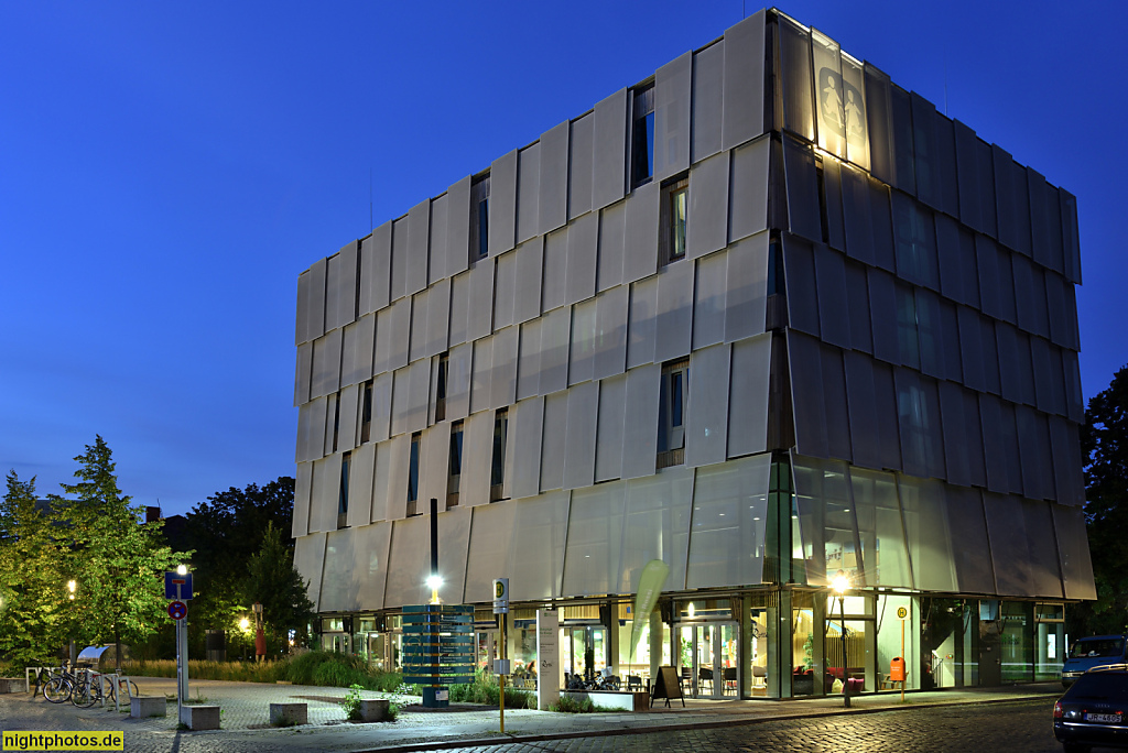 Berlin Mitte Moabit SOS-Kinderdorf mit Restaurant Rossi. Erbaut 2017 von Ludloff Ludloff Architekten mit geschuppter Fassade aus PTFE-beschichtetem Glasgewebe Sonnensegeln