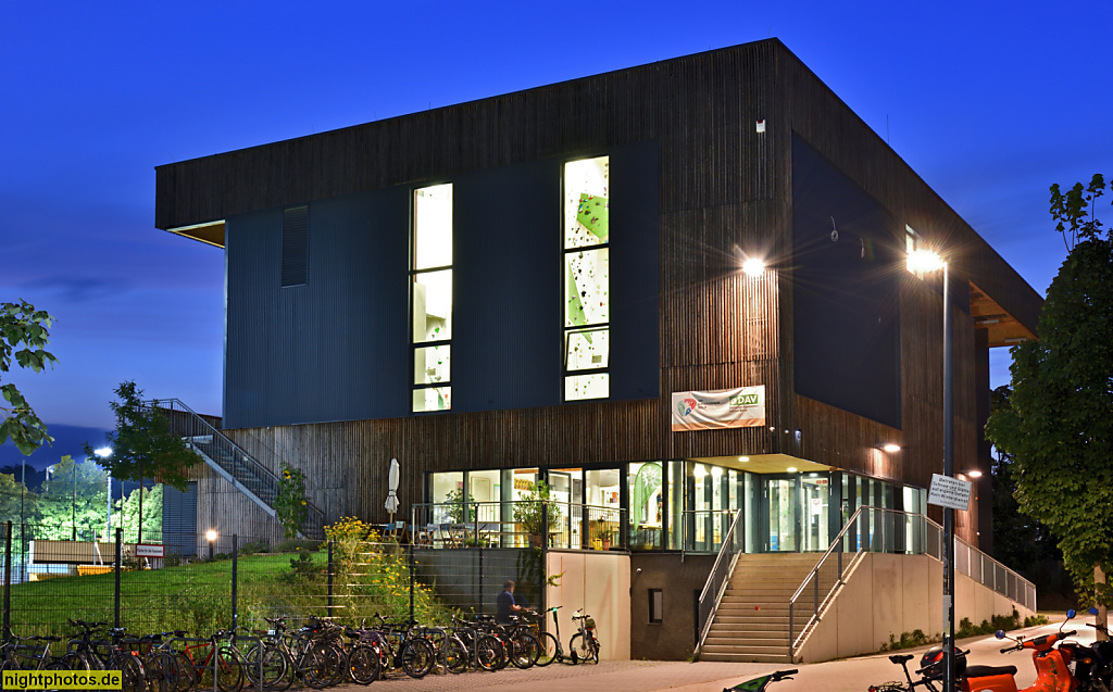 Berlin Mitte Moabit Kletterzentrum des Deutschen Alpenvereins Sektion Berlin am Sportpark Poststadion. Erbaut 2013 von Hierholzer Architekten. Bauleistung Stahl- und Verbundbau GmbH