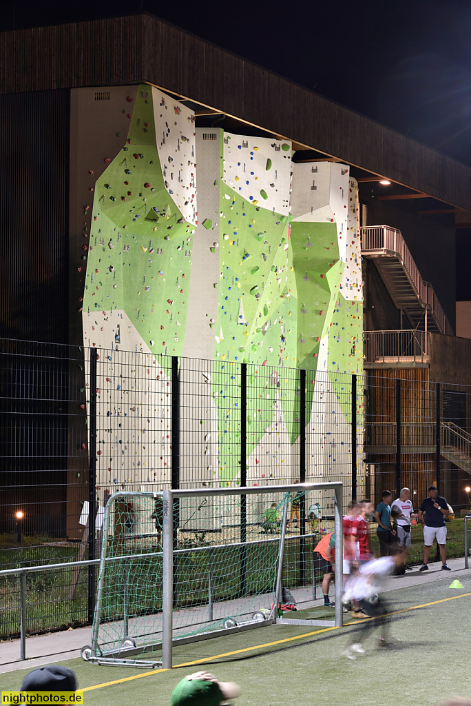 Berlin Mitte Moabit Kletterzentrum des Deutschen Alpenvereins Sektion Berlin am Sportpark Poststadion. Erbaut 2013 von Hierholzer Architekten. Bauleistung Stahl- und Verbundbau GmbH