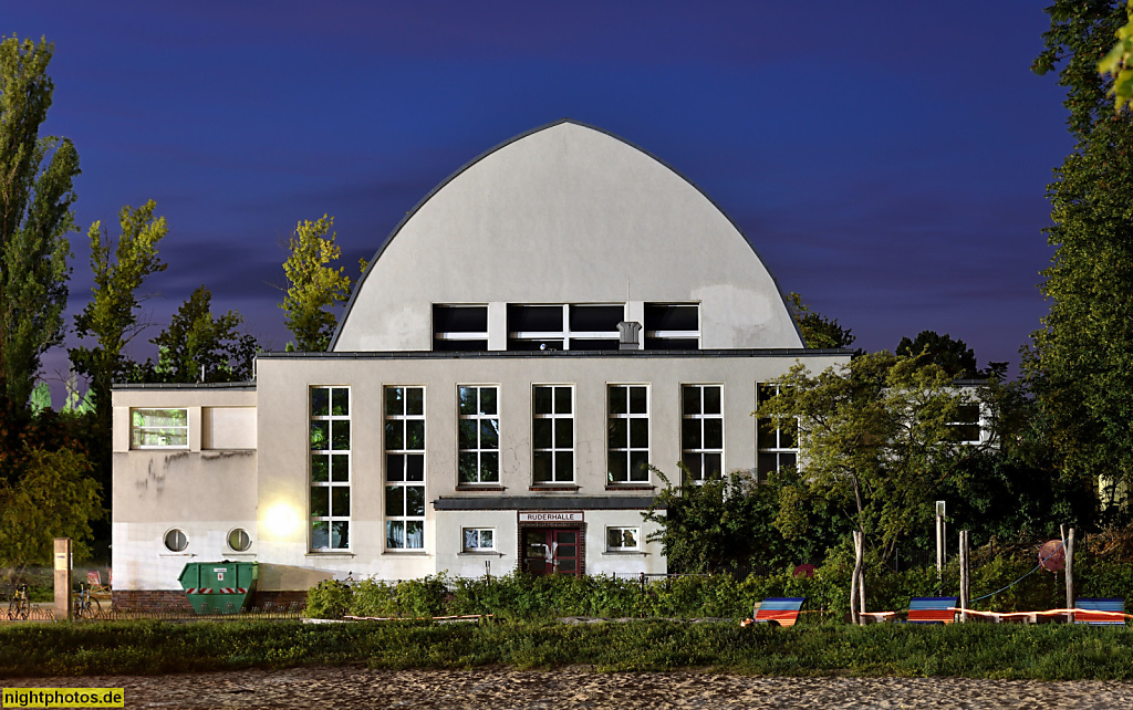 Berlin Mitte Moabit Sport- und Ruderhalle im Sportpark Poststadion. Erbaut als Schwimmhalle 1926-1929 von Georg Demmler. Umbau Turnhalle 1992-1994