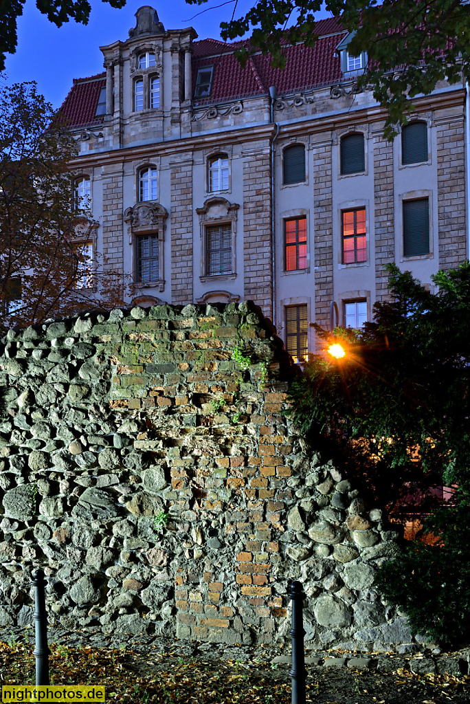Berlin Mitte Stadtmauer errichtet ab 1250 vor Amtsgericht I und Landgericht I erbaut 1894-1904 von Otto Schmalz und Paul Thoemer und Rudolf Mönnich