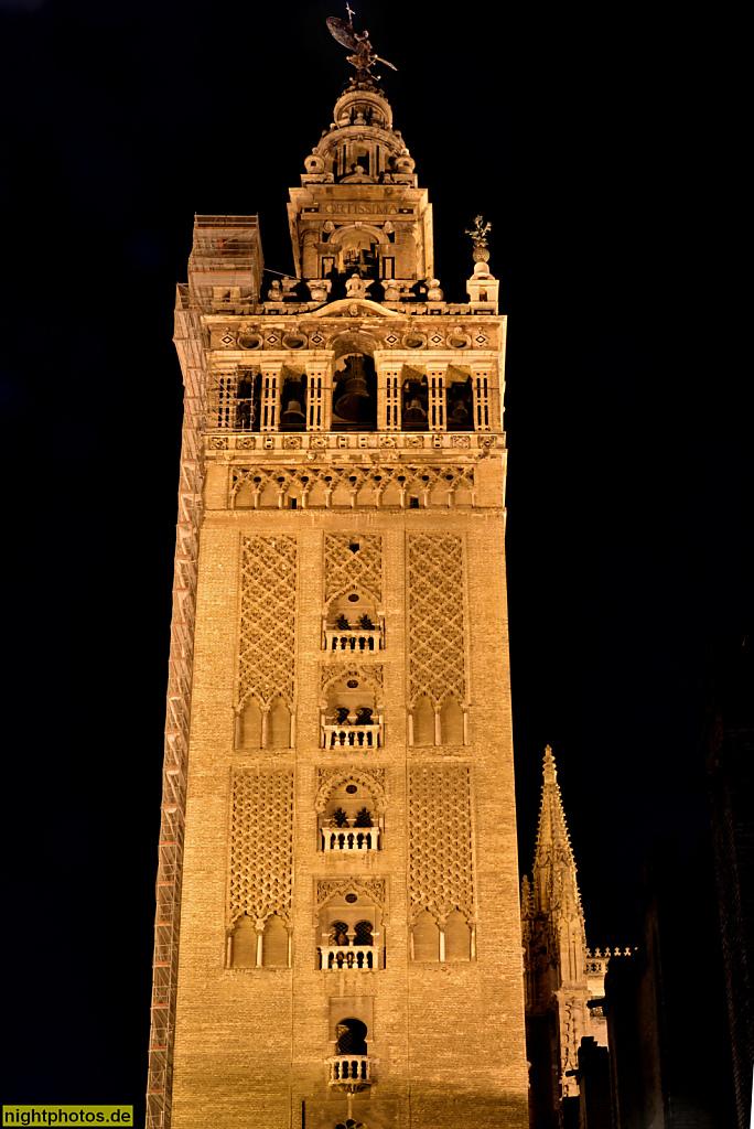 Sevilla La Giralda. Ehemaliges Minarett der Hauptmoschee von Sevilla erbaut 1196. Turmfigur 1568 von Bartolomé Morel. Heute Teil der Kathedrale