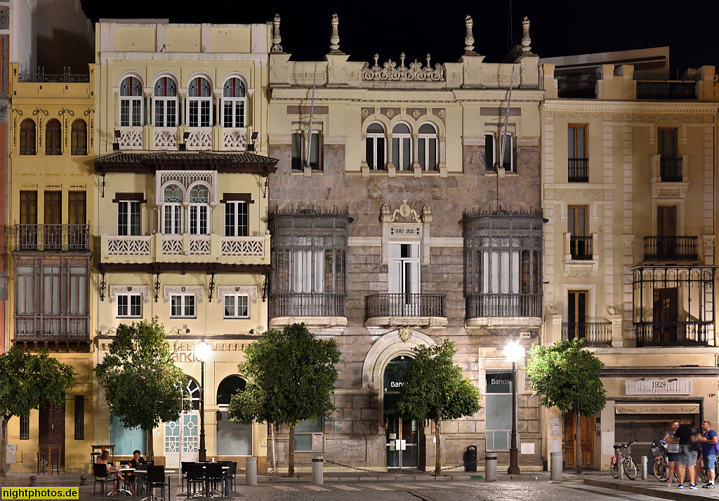 Sevilla Plaza de San Francisco. Nr 11 Haus von María Chafer erbaut 1914 v Juan Talavera y Heredia. Nr 12 erbaut 1911-1912 von José Espiau