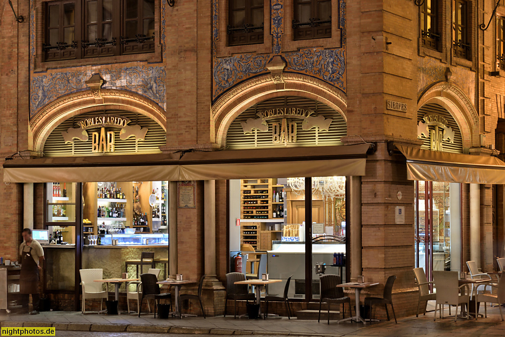 Sevilla Laredo-Gebaeude erbaut 1919 von Ramón Balbuena y Huertas. Erweitert 1927 von Manuel Cuadrillero Sáez. Seit 1945 Ort der Laredo-Bar