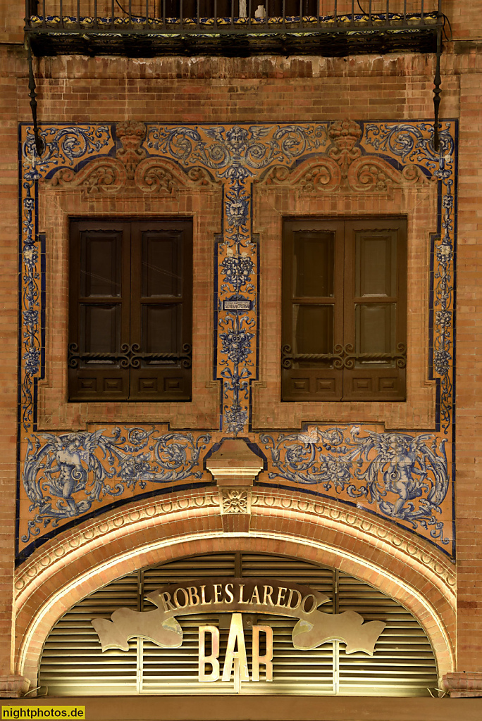 Sevilla Laredo-Gebaeude erbaut 1919 von Ramón Balbuena y Huertas. Erweitert 1927 von Manuel Cuadrillero Sáez. Seit 1945 Ort der Laredo-Bar