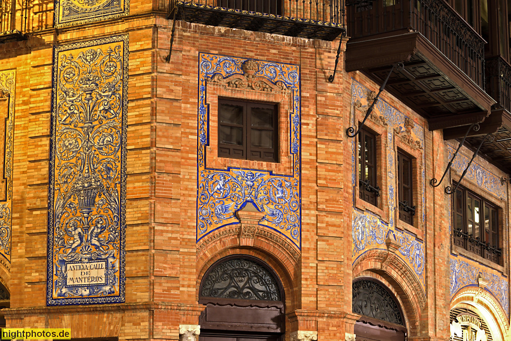 Sevilla Laredo-Gebaeude erbaut 1919 von Ramón Balbuena y Huertas. Erweitert 1927 von Manuel Cuadrillero Sáez. Seit 1945 Ort der Laredo-Bar
