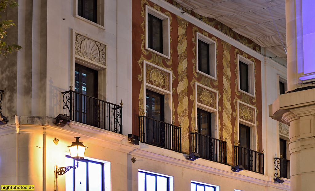 2019-09-05 113 Sevilla Fassadenschmuck in der Calle Tetuan