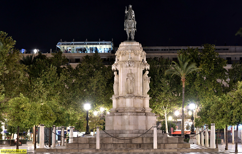 Sevilla Plaza Nueva mit Reiterstandbild Fernando El Santo errichtet 1918 von Architekt Juan Talavera y Heredia mit Statue von Bildhauer Joaquin Bilbao