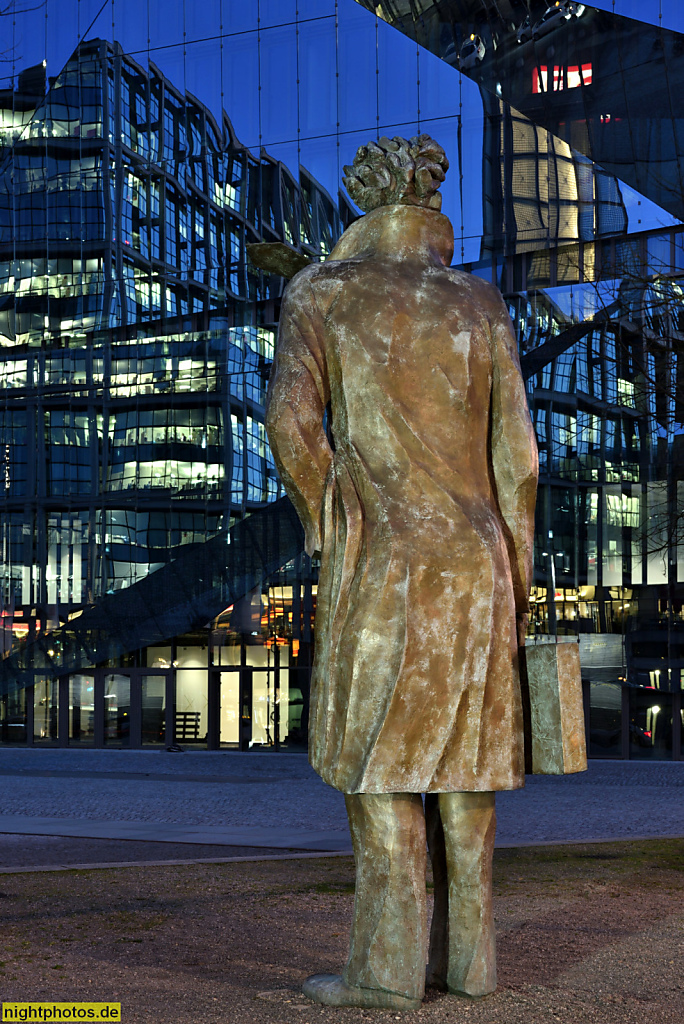 Berlin Mitte Washingtonplatz vor Hauptbahnhof. Bronzeskulptur 'Partenza' von Bildhauer Giampaolo Talani aufgestellt 2015