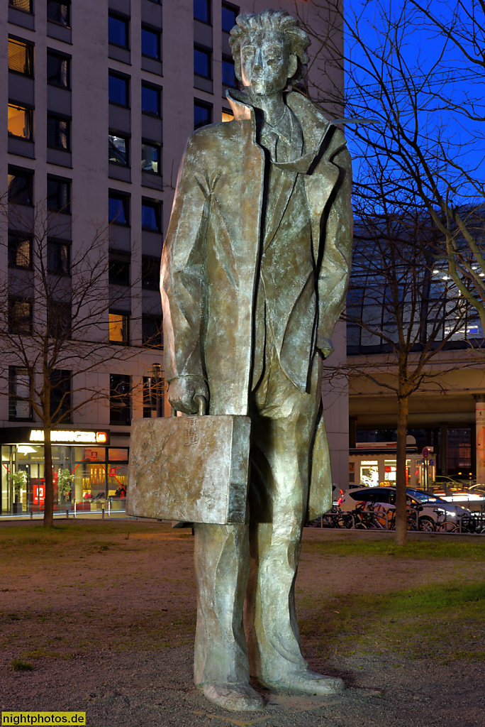 Berlin Mitte Washingtonplatz vor Hauptbahnhof. Bronzeskulptur 'Partenza' von Bildhauer Giampaolo Talani aufgestellt 2015