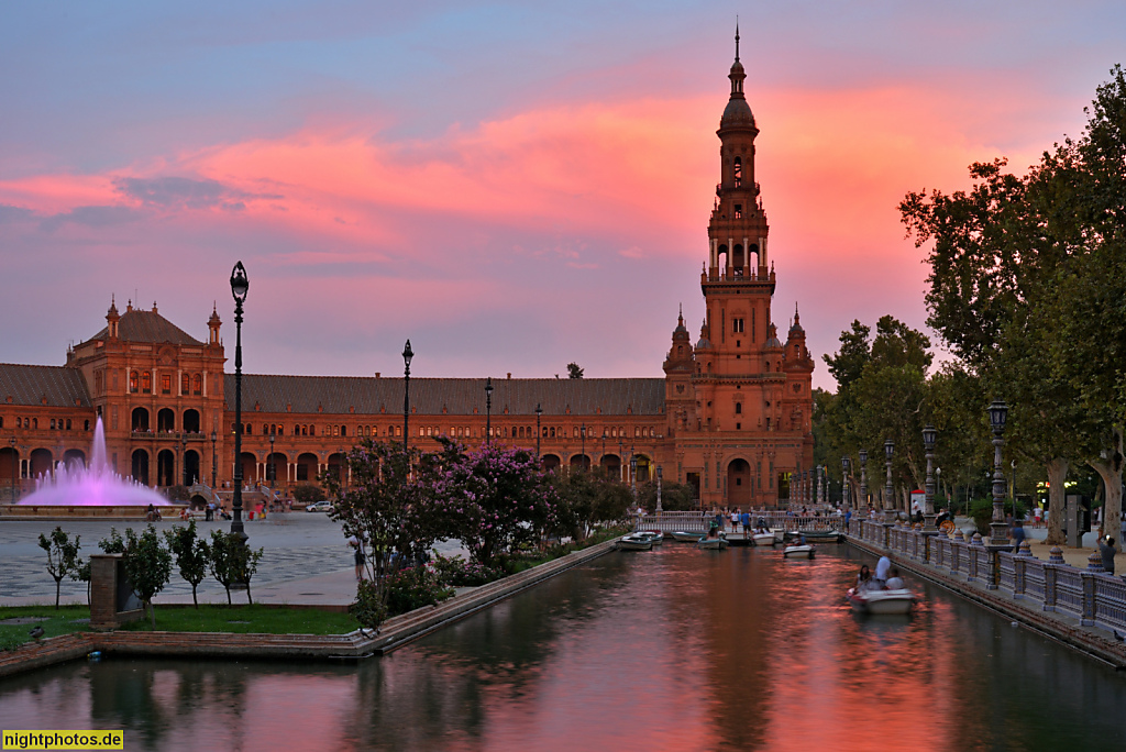 Sevilla Plaza de Espana. Ausstellungsgebäude erbaut 1914-1929 von Aníbal González zur Iberoamerikanischen Ausstellung 1929. Kanal mit Torre Sur