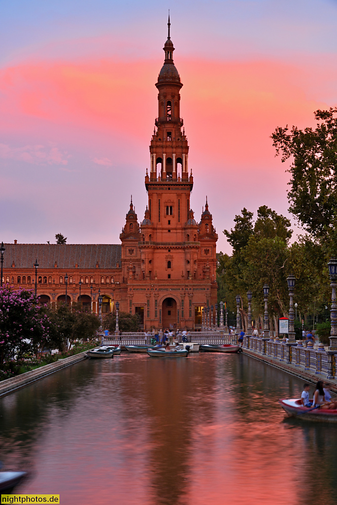 Sevilla Plaza de Espana. Ausstellungsgebäude erbaut 1914-1929 von Aníbal González zur Iberoamerikanischen Ausstellung 1929. Kanal mit Torre Sur