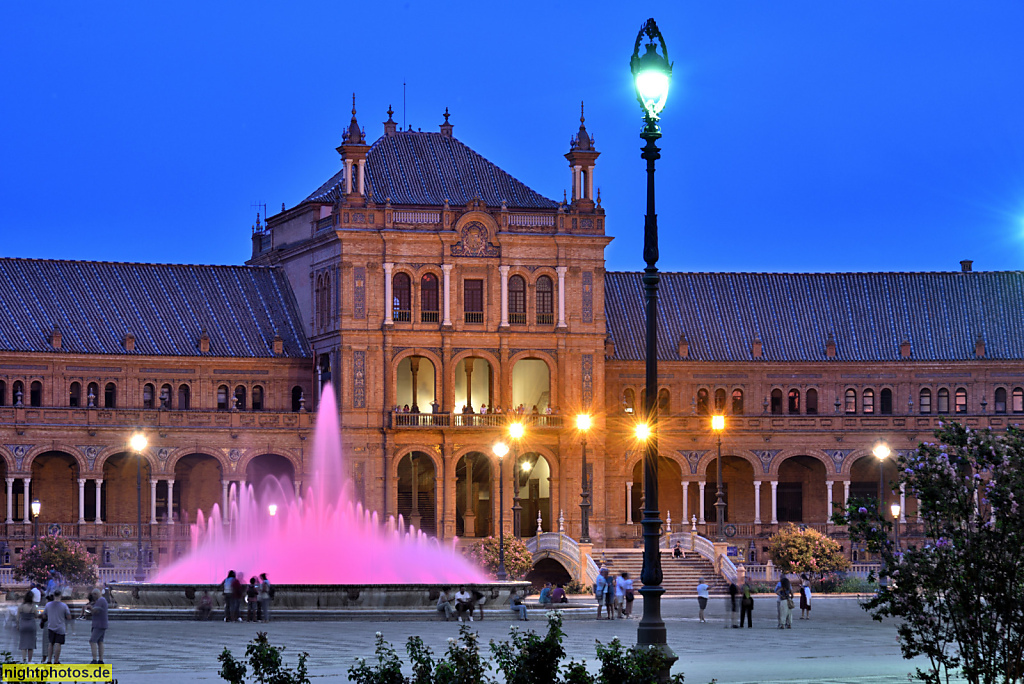 Sevilla Plaza de Espana. Ausstellungsgebäude erbaut 1914-1929 von Aníbal González zur Iberoamerikanischen Ausstellung 1929. Brunnen von Vicente Traver