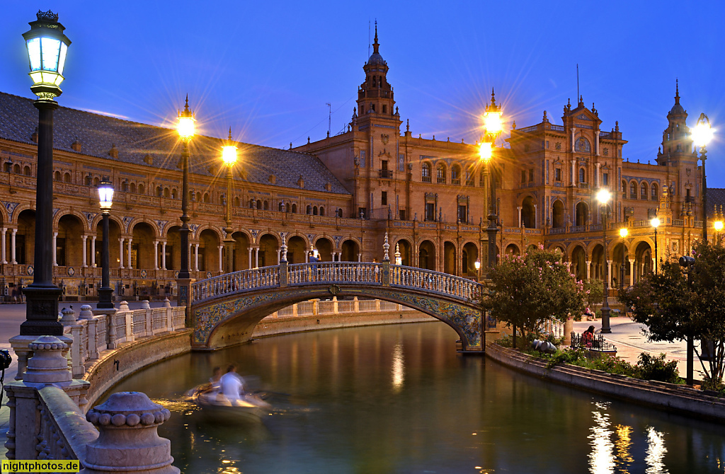 Sevilla Plaza de Espana. Ausstellungsgebäude erbaut 1914-1929 von Aníbal González zur Iberoamerikanischen Ausstellung 1929. Kanal mit Brücke