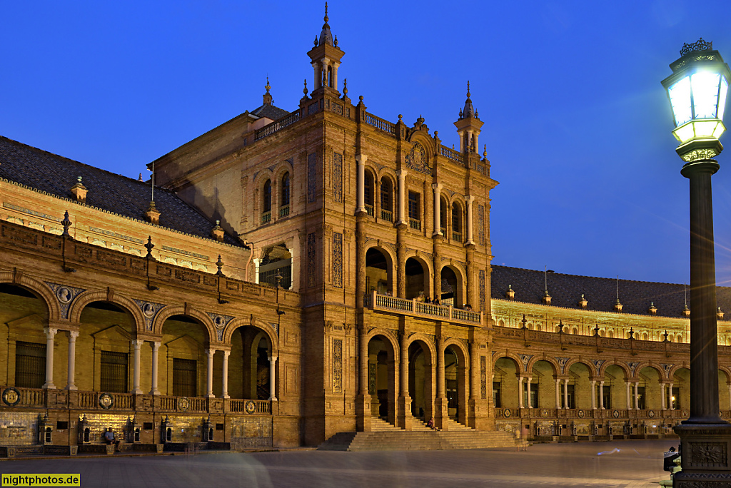 Sevilla Plaza de Espana. Ausstellungsgebäude erbaut 1914-1929 von Aníbal González zur Iberoamerikanischen Ausstellung 1929. Arkaden und Galerie