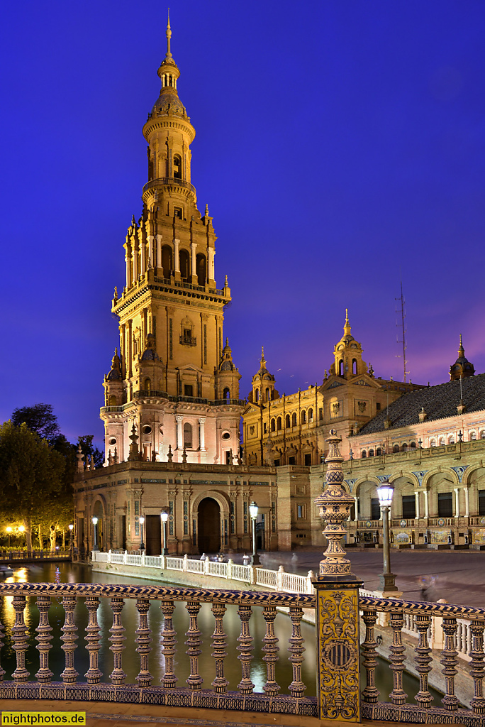 Sevilla Plaza de Espana. Ausstellungsgebäude erbaut 1914-1929 von Aníbal González zur Iberoamerikanischen Ausstellung 1929. Kanal mit Torre Norte