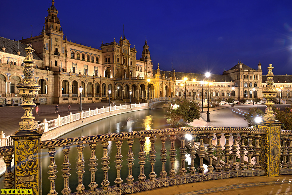 Sevilla Plaza de Espana. Ausstellungsgebäude erbaut 1914-1929 von Aníbal González zur Iberoamerikanischen Ausstellung 1929. Kanalbrücke