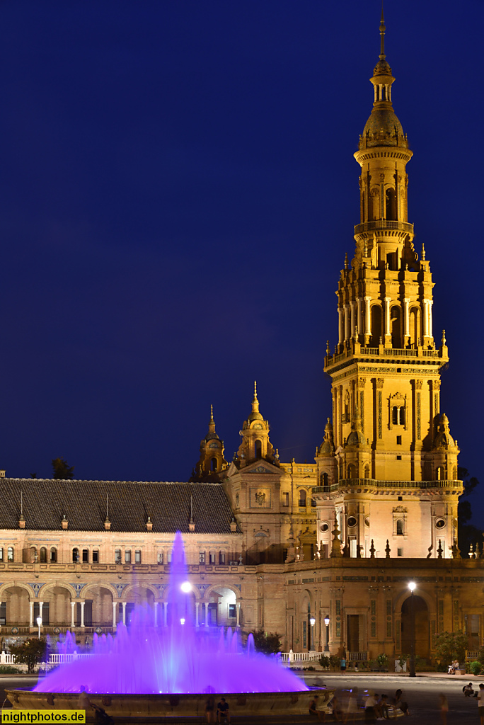 Sevilla Plaza de Espana. Ausstellungsgebäude erbaut 1914-1929 von Aníbal González zur Iberoamerikanischen Ausstellung 1929. Kanal mit Torre Sur
