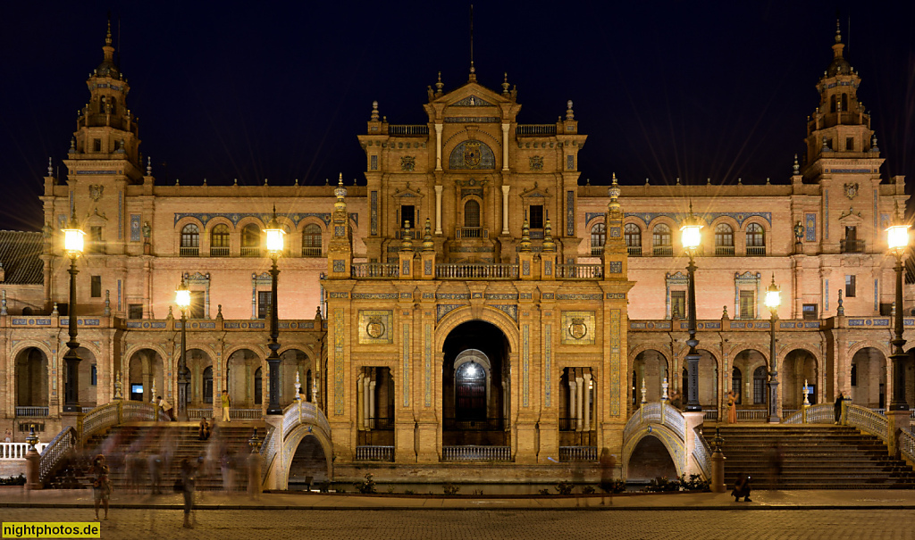 Sevilla Plaza de Espana. Ausstellungsgebäude erbaut 1914-1929 von Aníbal González zur Iberoamerikanischen Ausstellung 1929. Zentralgebäude
