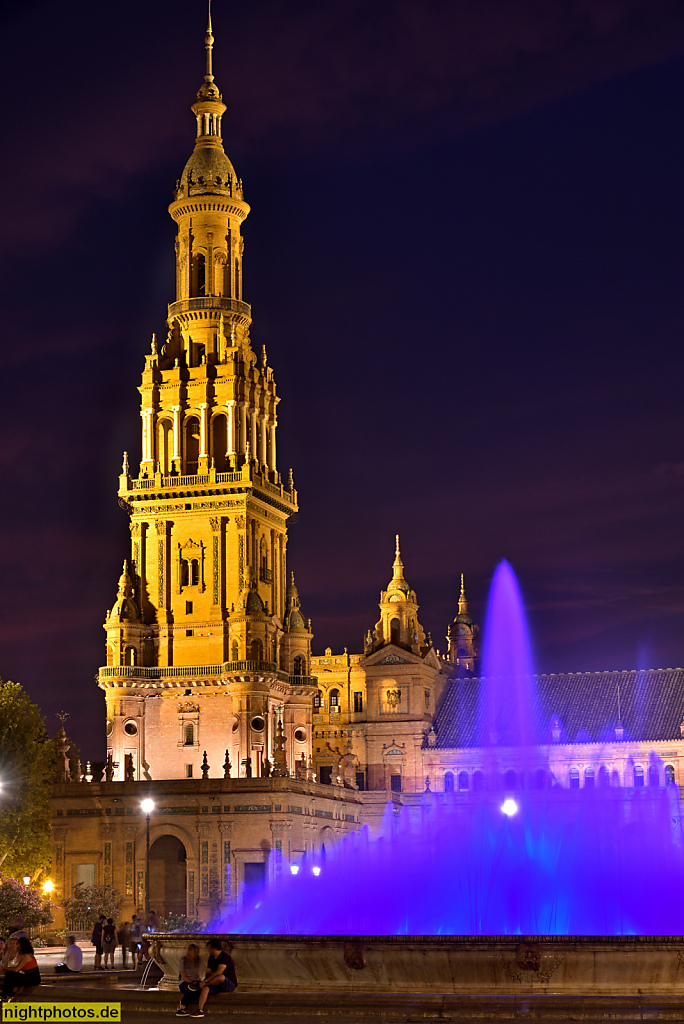 Sevilla Plaza de Espana. Ausstellungsgebäude erbaut 1914-1929 von Aníbal González zur Iberoamerikanischen Ausstellung 1929. Torre Sur bei Vollmond