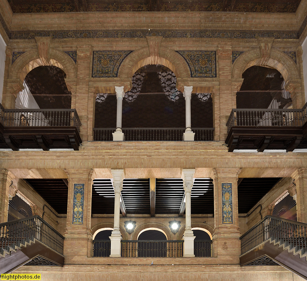 Sevilla Plaza de Espana. Ausstellungsgebäude erbaut 1914-1929 von Aníbal González zur Iberoamerikanischen Ausstellung 1929. Treppenhaus Zentralgebäude