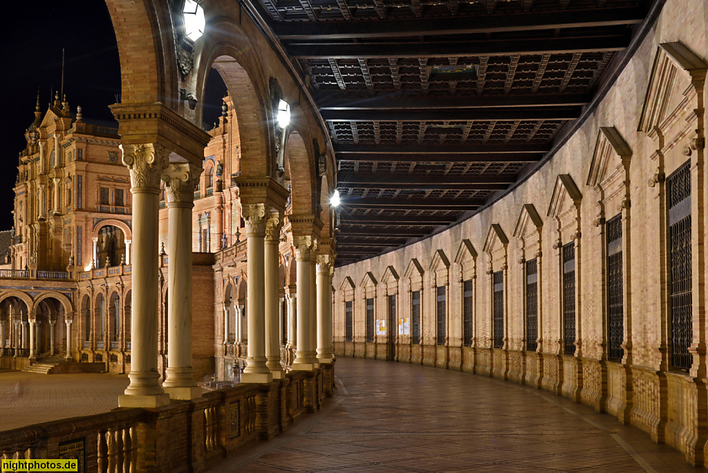 Sevilla Plaza de Espana. Ausstellungsgebäude erbaut 1914-1929 von Aníbal González zur Iberoamerikanischen Ausstellung 1929. Arkaden