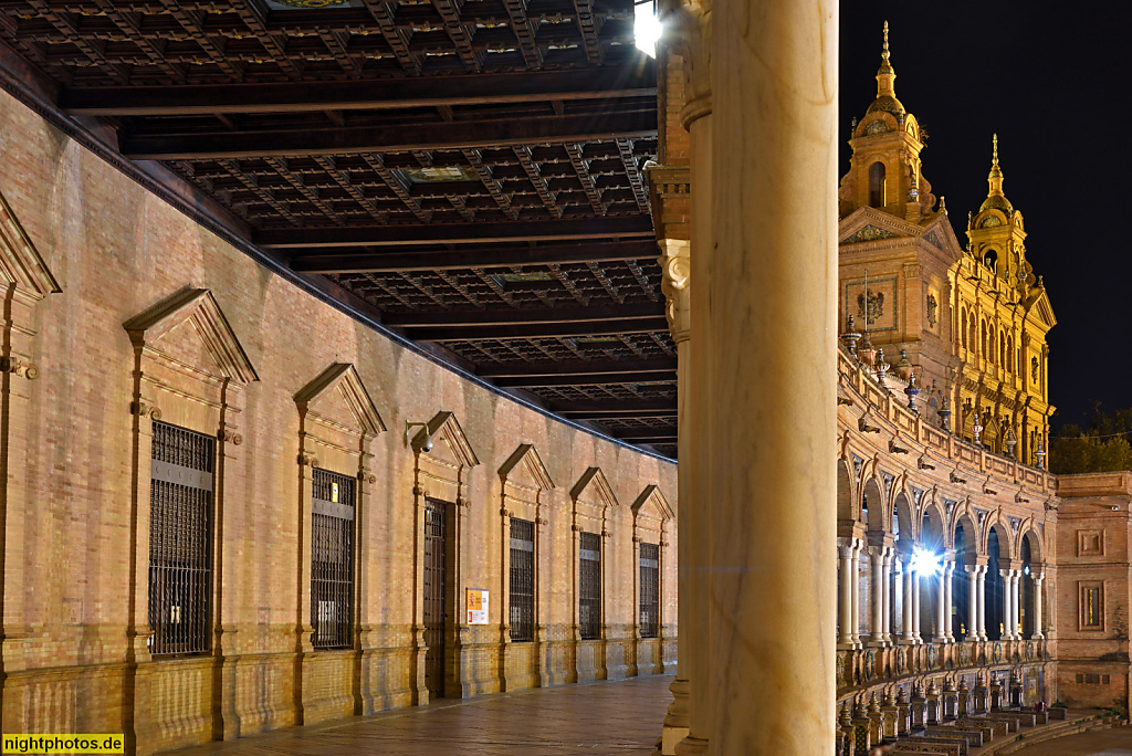 Sevilla Plaza de Espana. Ausstellungsgebäude erbaut 1914-1929 von Aníbal González zur Iberoamerikanischen Ausstellung 1929. Arkaden