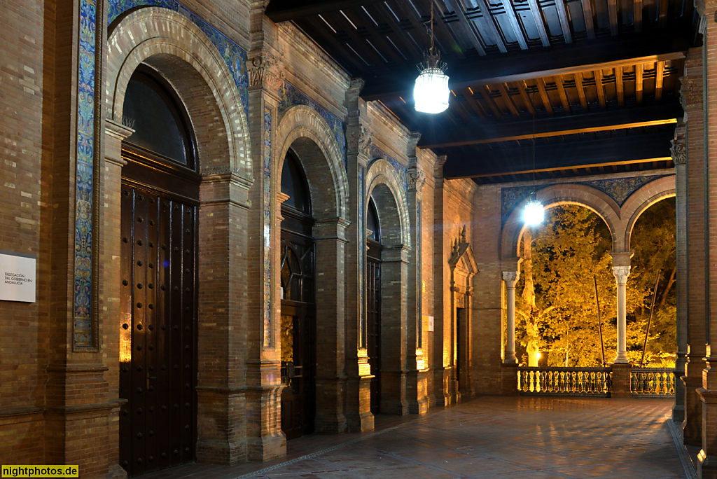 Sevilla Plaza de Espana. Ausstellungsgebäude erbaut 1914-1929 von Aníbal González zur Iberoamerikanischen Ausstellung 1929. Arkaden
