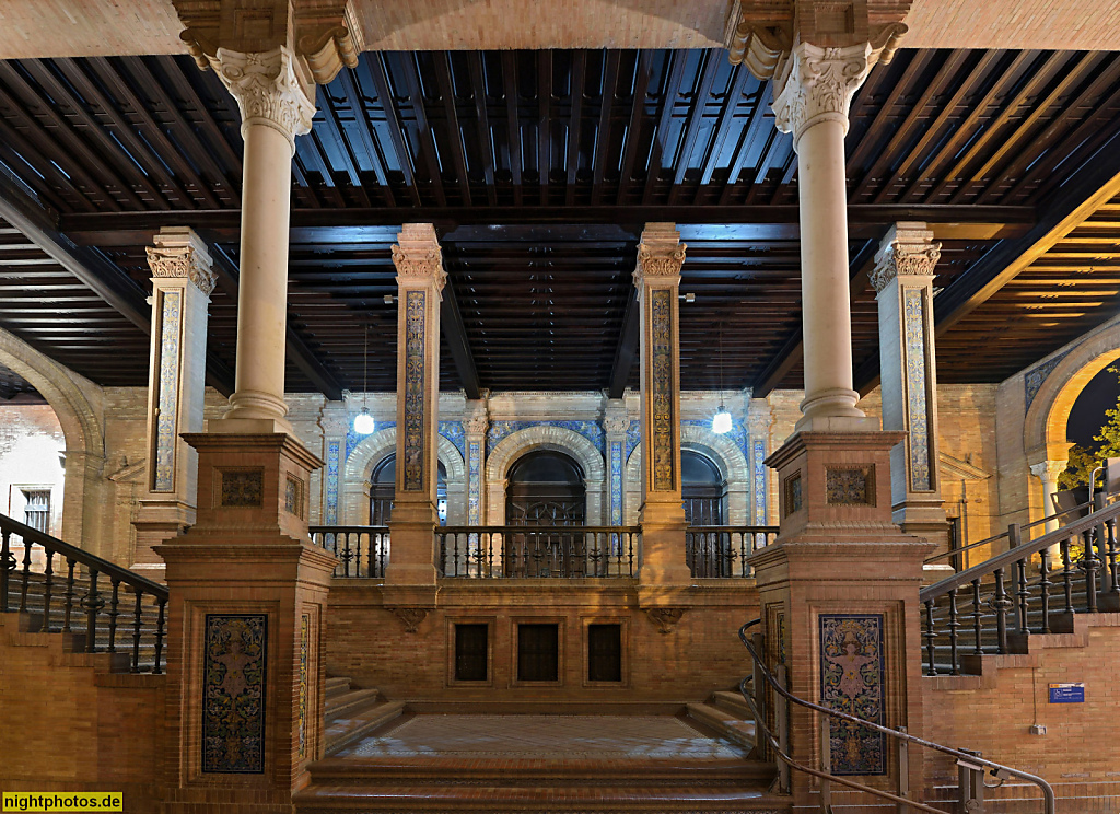 Sevilla Plaza de Espana. Ausstellungsgebäude erbaut 1914-1929 von Aníbal González zur Iberoamerikanischen Ausstellung 1929. Treppen im Torre Sur