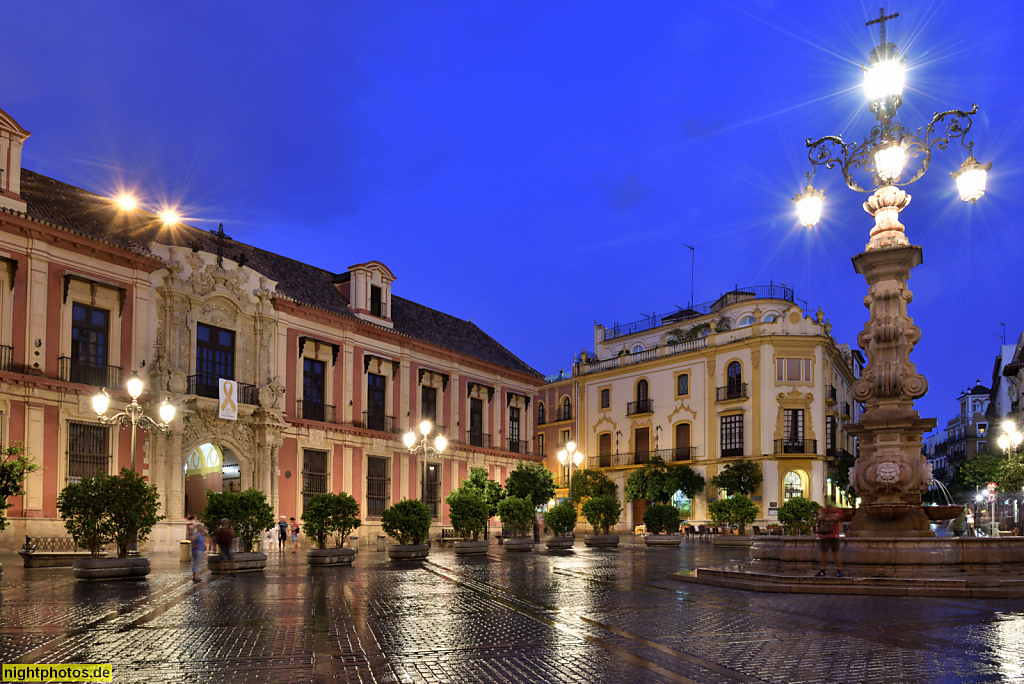 Sevilla Plaza Virgen de los Reyes. Palacio arzobispal erbaut im 18 Jahrhundert von Lorenzo Fernández de Iglesias und Diego Antonio Díaz. Fuente Farola erbauit 1929 von José Lafita Díaz