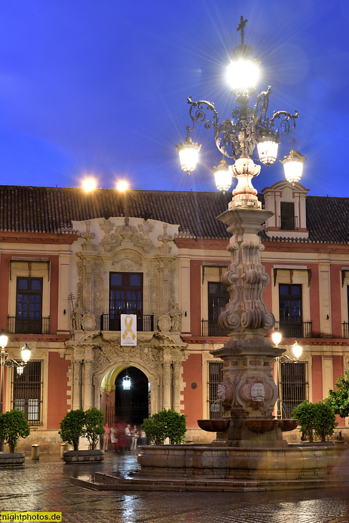 Sevilla Plaza Virgen de los Reyes. Palacio arzobispal erbaut im 18 Jahrhundert von Lorenzo Fernández de Iglesias und Diego Antonio Díaz. Fuente Farola erbauit 1929 von José Lafita Díaz