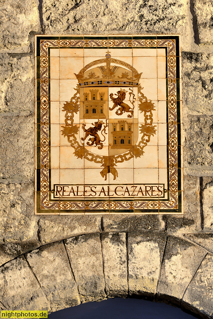 Real Alcazar de Sevilla Königspalast erbaut ab 1364 für Pedro I. in Mudejar Stil Wappen am Torbogen zum Patio de Banderas