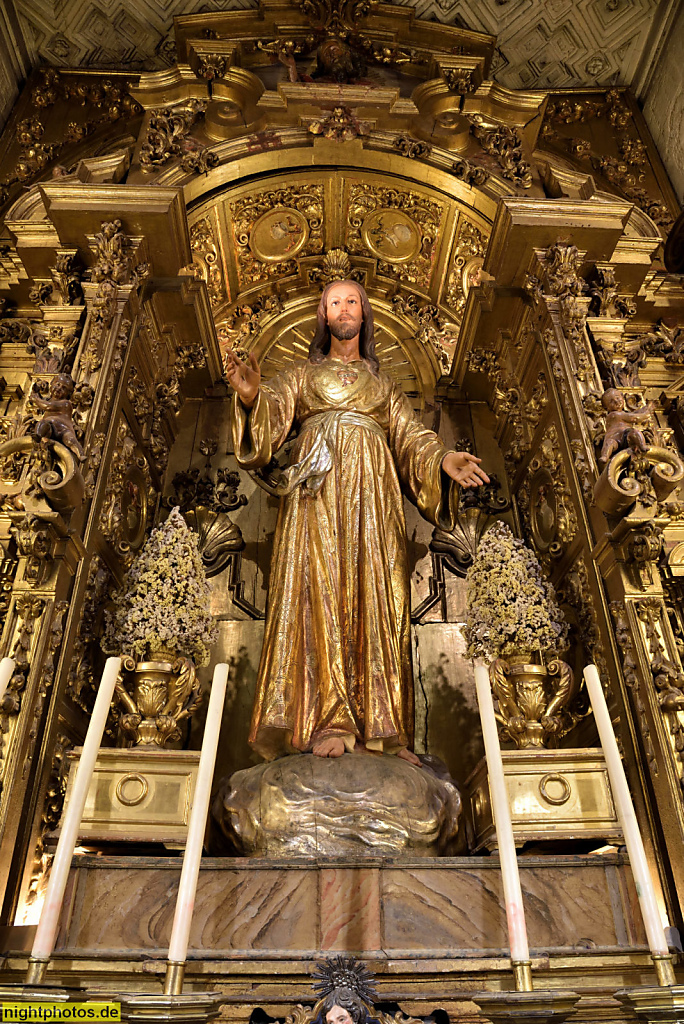 Sevilla Iglesia del Sagrario. La Parroquia de Sagrario. Erbaut 1618-1662 im Barock. Seitenkapelle mit Christusfigur aus 17 Jahrhundert