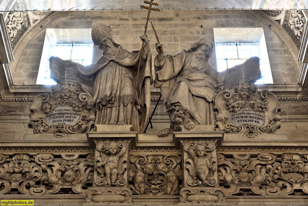 Sevilla Iglesia del Sagrario. La Parroquia de Sagrario. Erbaut 1618-1662 im Barock. Monumentalskulpturen Heiliger auf dem Seitengesims
