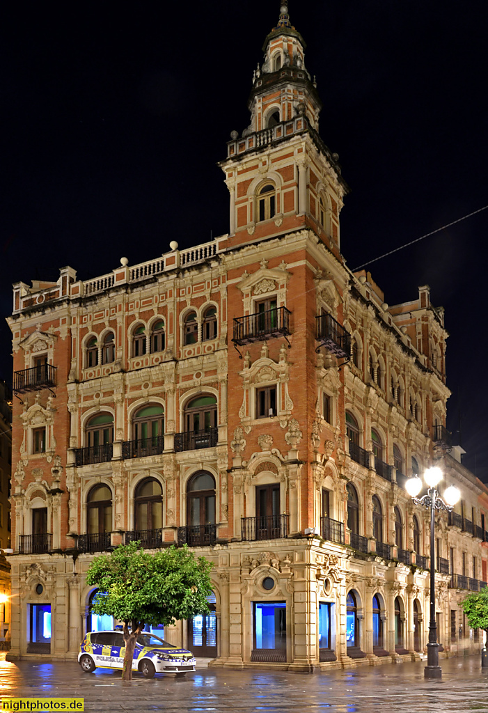 Sevilla Telefonica-Gebaeude Movistar. Erbaut 1926-1929 von Juan Talavera y Heredia am Plaza Nueva 2. Fassadendekration von Manuel de la Cuesta y Ramos