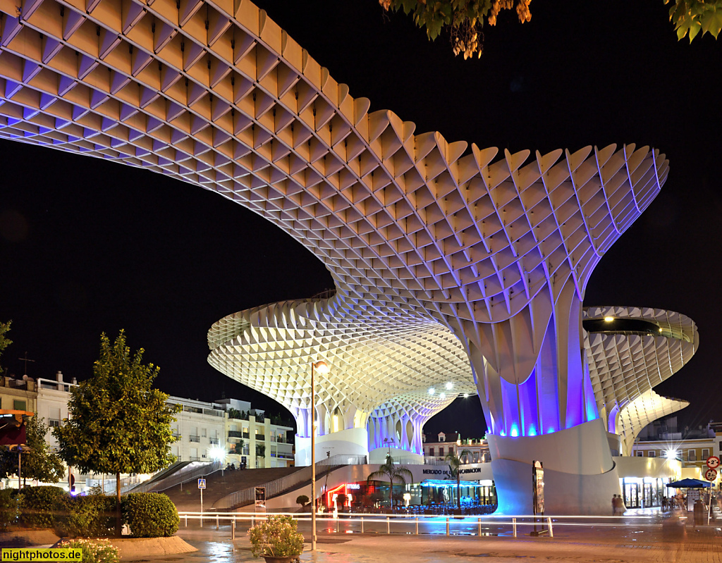 Setas de Sevilla. Als Metropol Parasol erbaut 2005-2011 von Architekt Jürgen Mayer über der Calle Imagen am Plaza de la Encarnacion