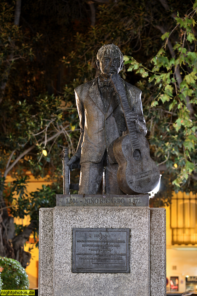 Sevilla Plaza del Christo de Burgos. Monumento al guitarrista flamenco Niño Ricardo