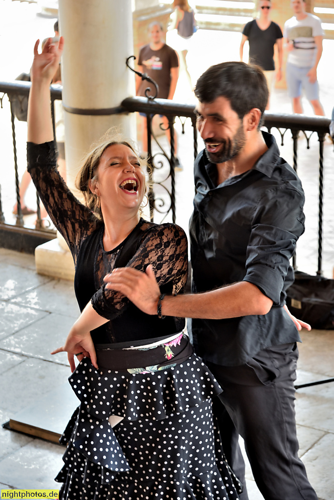 Sevilla Plaza de Espana. Flamenco-Tänzerin mit Musikern