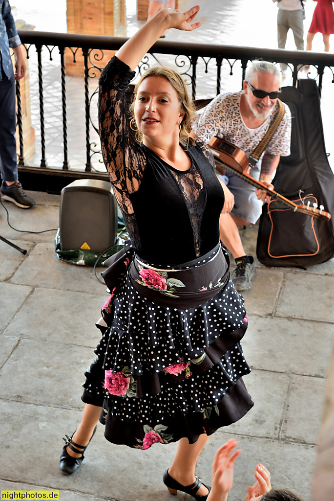 Sevilla Plaza de Espana. Flamenco-Tänzerin mit Musikern