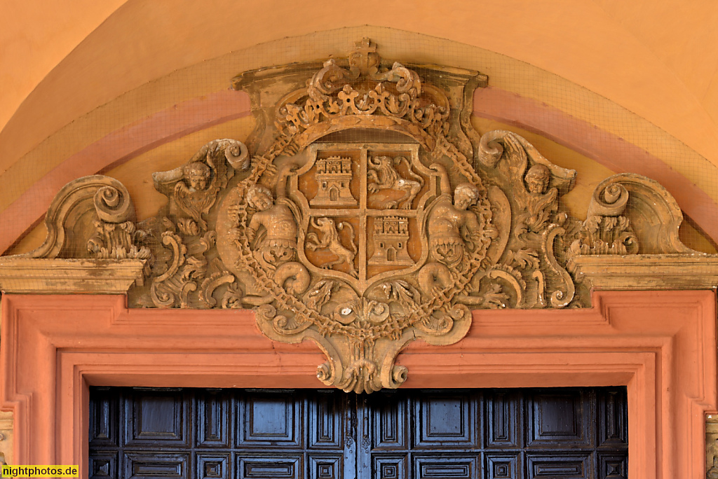 Real Alcázar de Sevilla. Königspalast. Erbaut ab 1364 für Pedro I. in Mudéjar Stil. Palacio Gótico. Mit Voluten und Medaillon übergiebelte Tür
