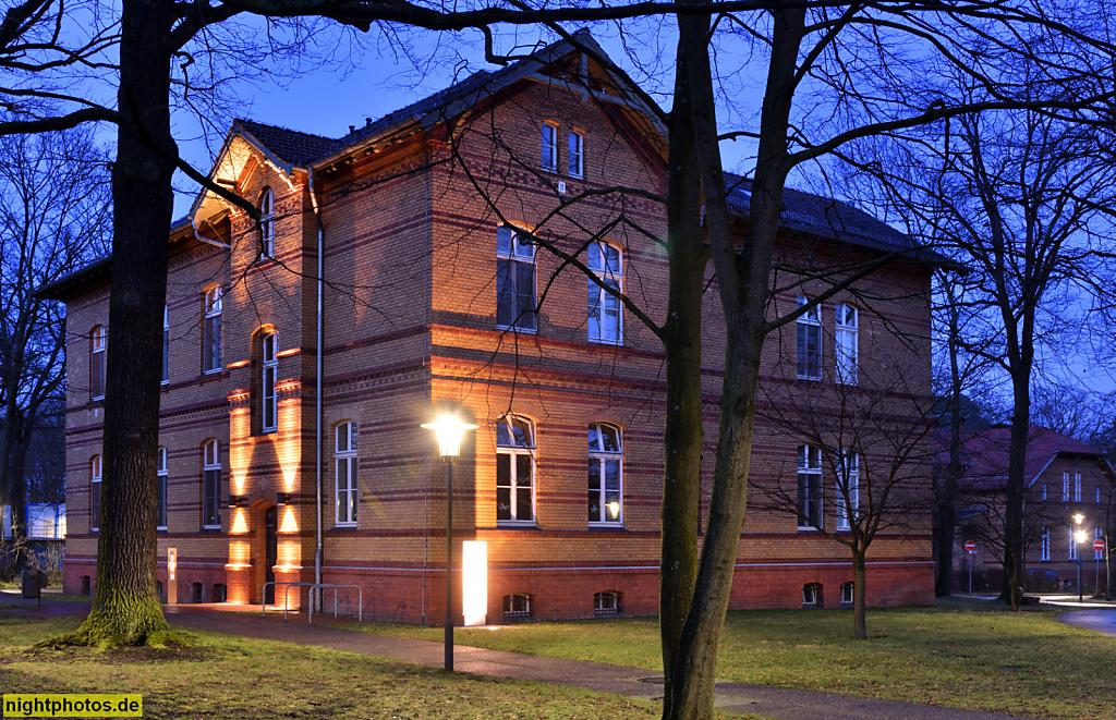 Berlin Biesdorf Unfallkrankenhaus Berlin Haus 8 Gästehaus. Erbaut 1893-1897 von Hermann Blankenstein als Anstalt für Epileptische. 1968-1992 Wilhelm-Griesinger-Krankenhaus