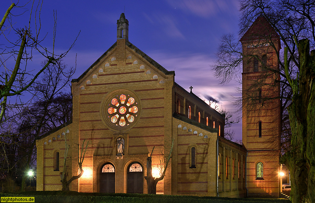 Berlin Biesdorf Kirche auf dem Gelände des Unfallkrankenhaus Berlin. Erbaut 1893-1897 von Hermann Blankenstein als Krankenhauskirche der Anstalt für Epileptische