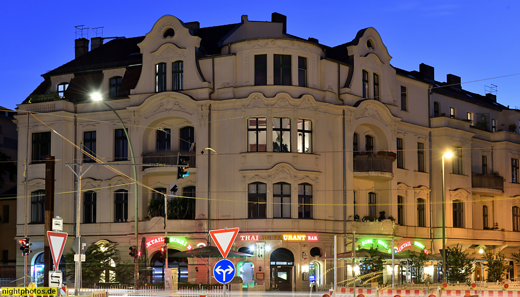 Berlin Karlshorst Mietshaus mit Gaststätte erbaut um 1900 in der Treskowallee 116. Jugendstilelemente
